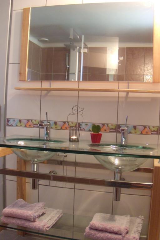 Bed and Breakfast La Bicyclette Fleurie Villemoirieu Номер фото